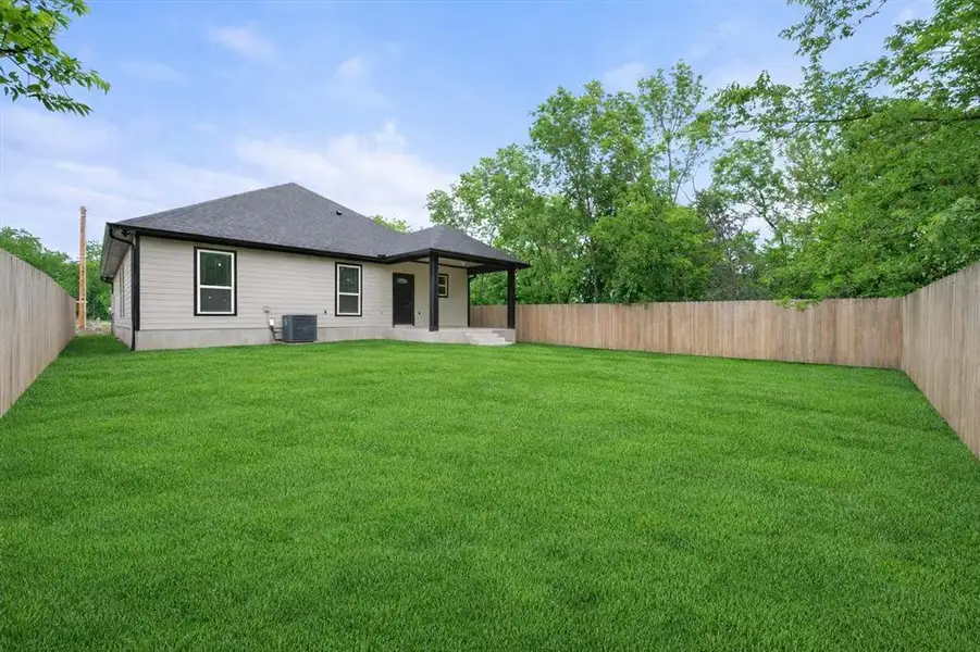 Exterior details and patio area of a home in , Corsicana (Image 4).