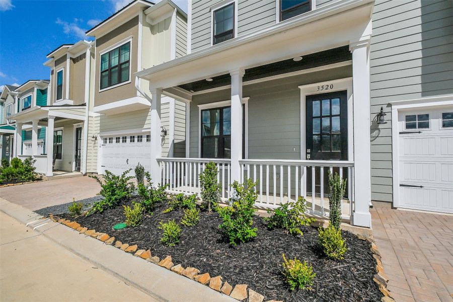 Exterior details and patio area of a home in Timbergrove Trails, Houston (Image 23).