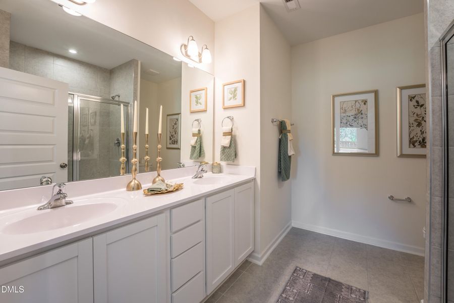 18 HHHunt Homes Maxwell - Primary Bathro