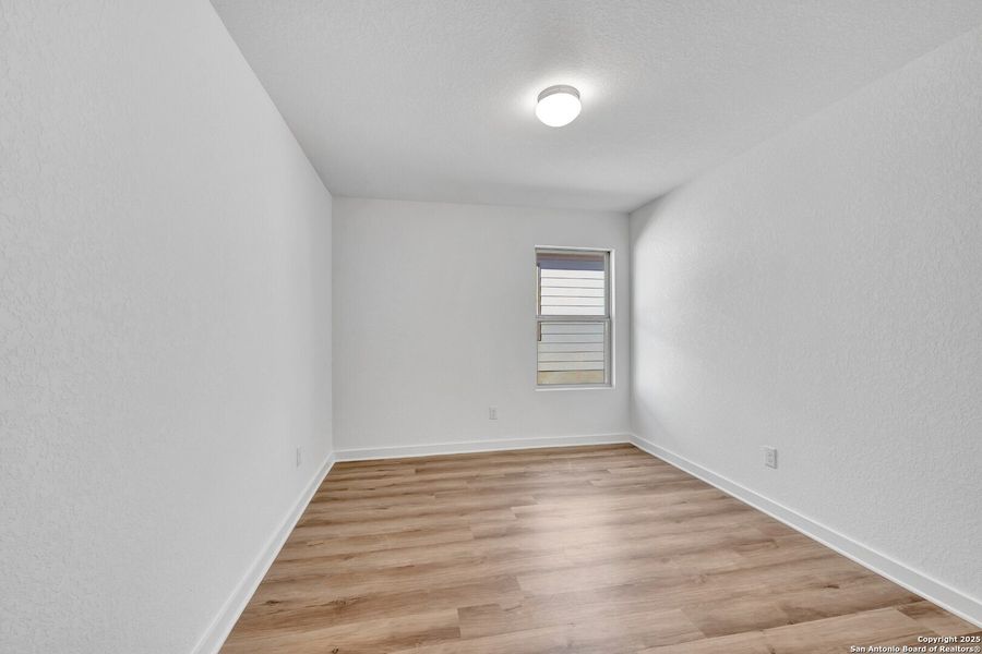 Spacious, unfurnished interior of a new home in Mesquite Ridge, San Antonio (Image 27).