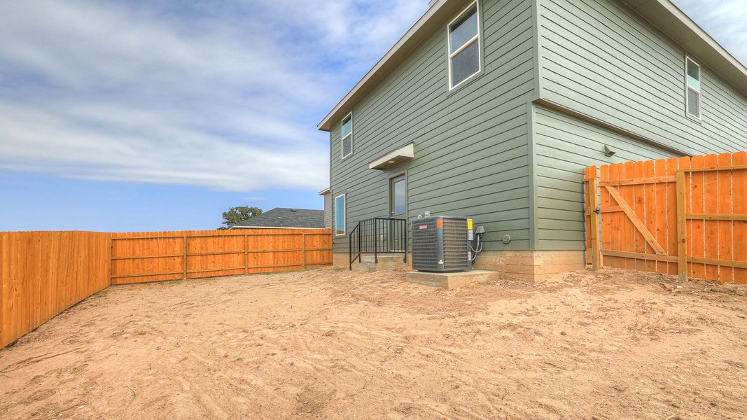 Exterior details and patio area of a home in Ladera, Luling (Image 4).