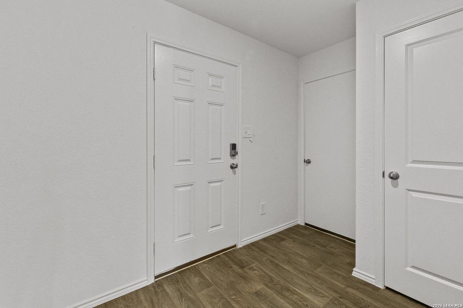 Spacious, unfurnished interior of a new home in Avenida, Converse (Image 29).