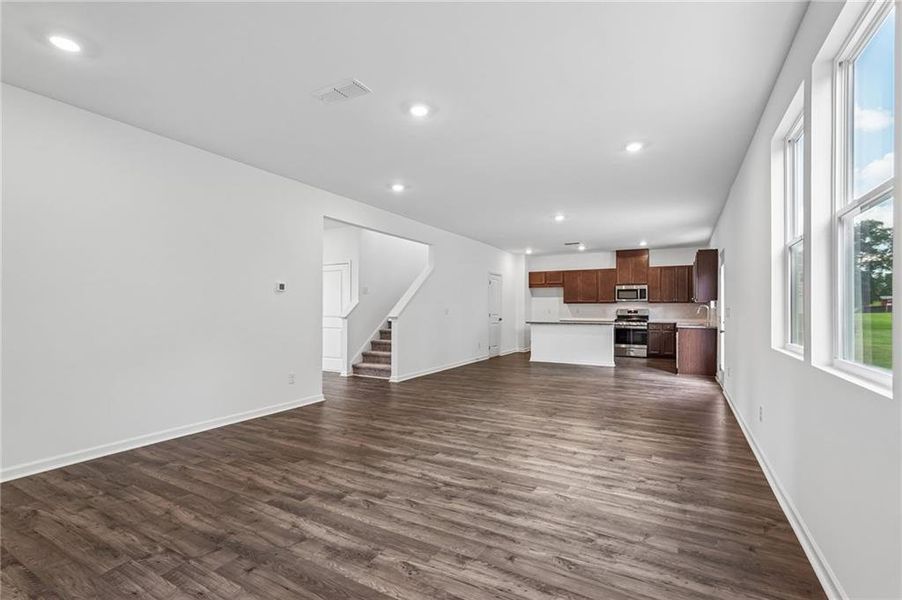 Spacious, unfurnished interior of a new home in Heritage River, Euharlee (Image 33). Spacious, unfurnished interior of a new home in Heritage River, Euharlee (Image 33).