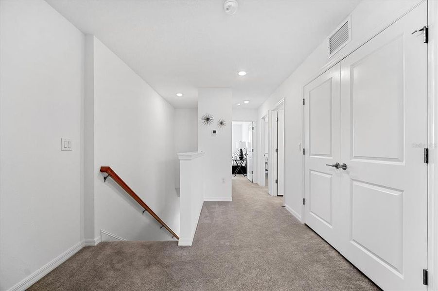 Spacious, unfurnished interior of a new home in , Sarasota (Image 21).