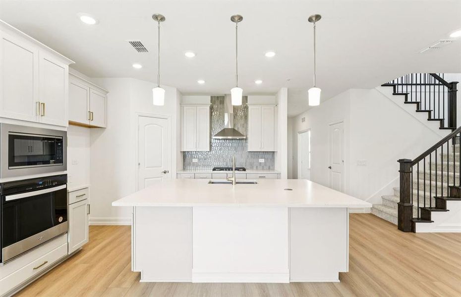 Eat-in island kitchen Eat-in island kitchen