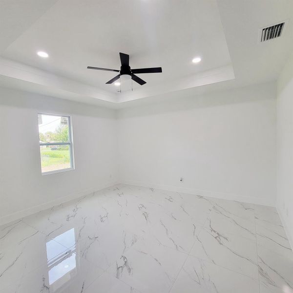 Spacious, unfurnished interior of a new home in , Okeechobee (Image 14).
