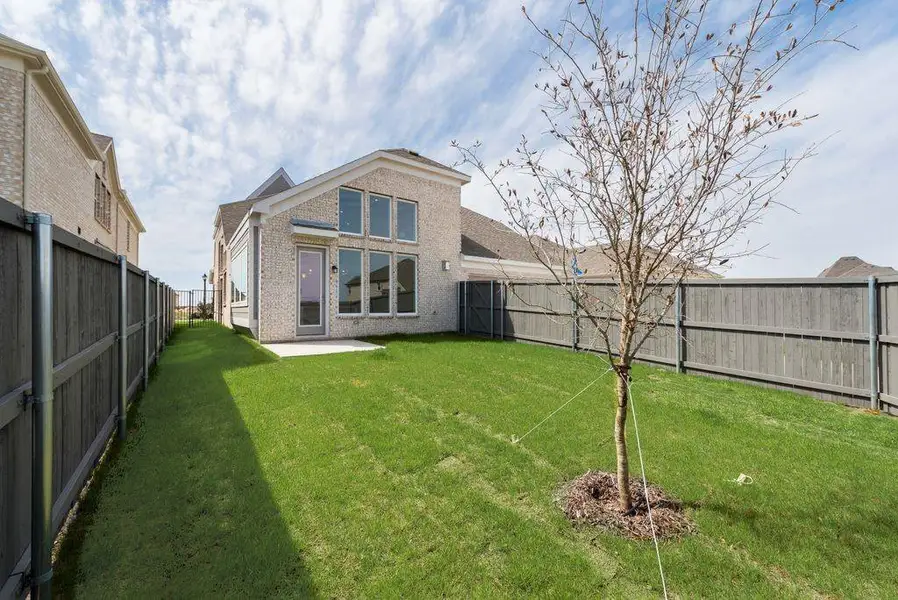 Exterior details and patio area of a home in Prairie Ridge, Midlothian (Image 2).