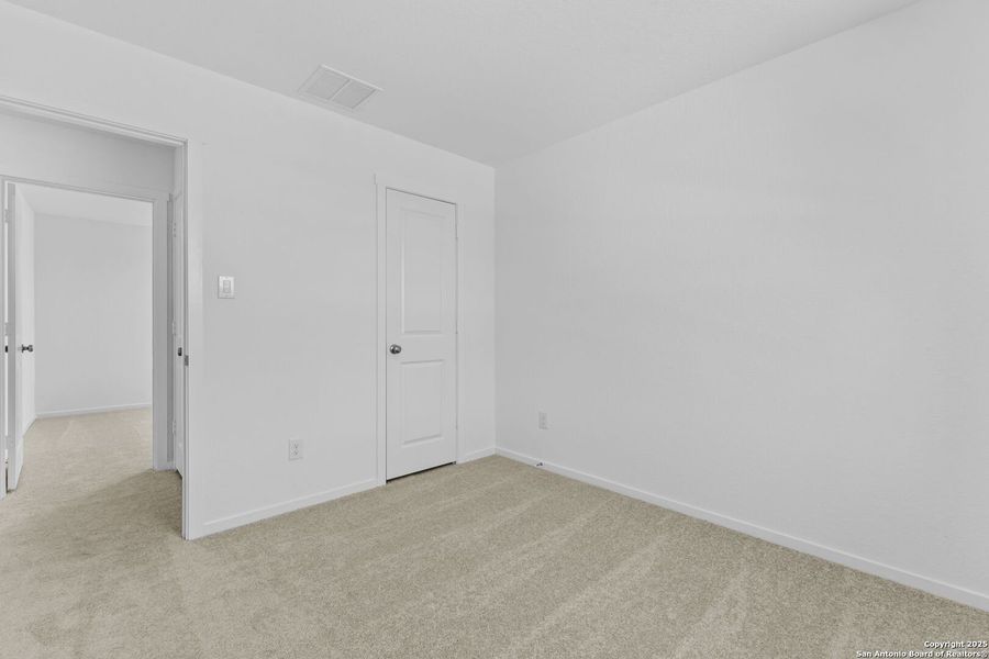 Spacious, unfurnished interior of a new home in Lodi Grove, Floresville (Image 13).