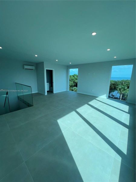 Spacious, unfurnished interior of a new home in , Key Largo (Image 27).