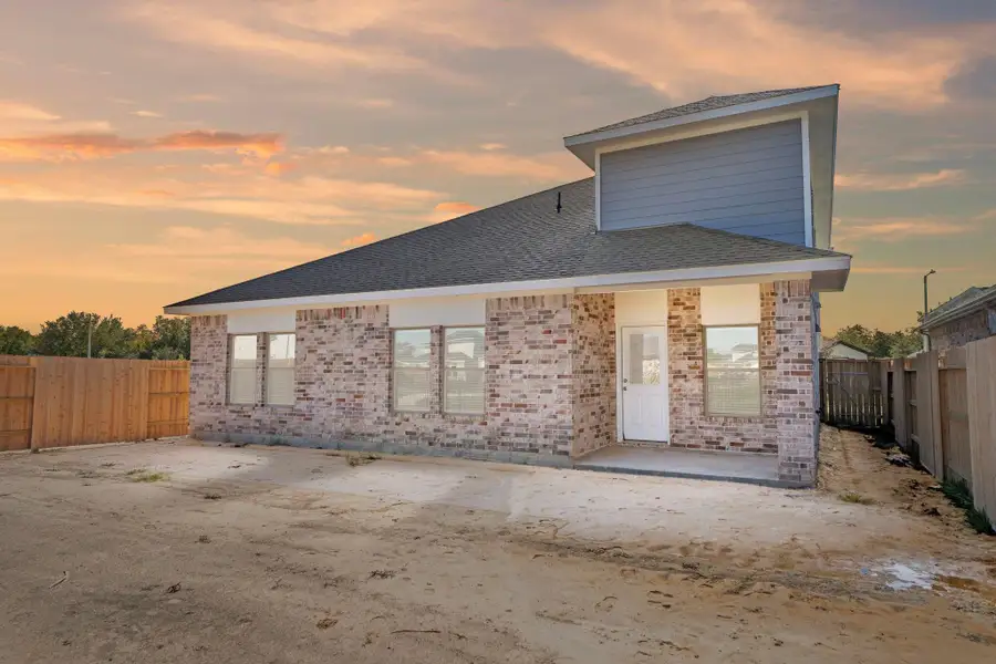 Exterior details and patio area of a home in Laurel Landing, Alvin (Image 4).