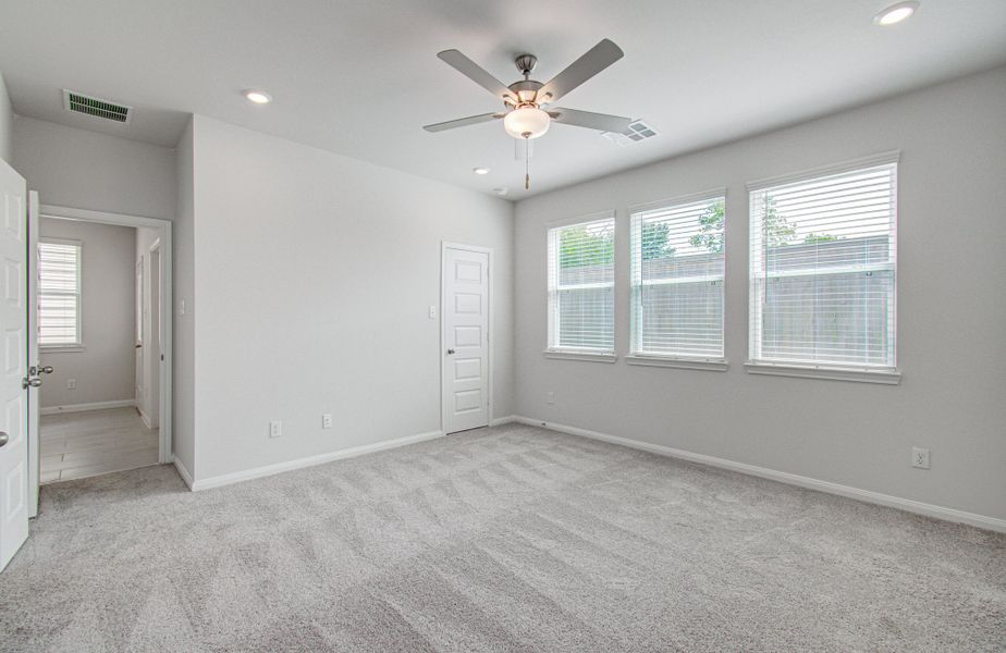 Spacious, unfurnished interior of a new home in Aldine Pines, Houston (Image 32).