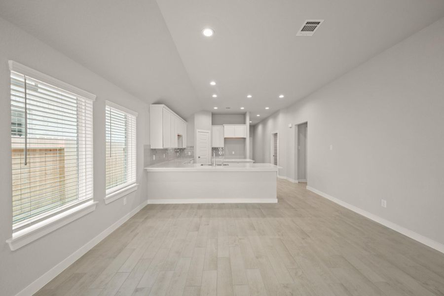 Spacious, unfurnished interior of a new home in Morton Creek Ranch, Katy (Image 11).