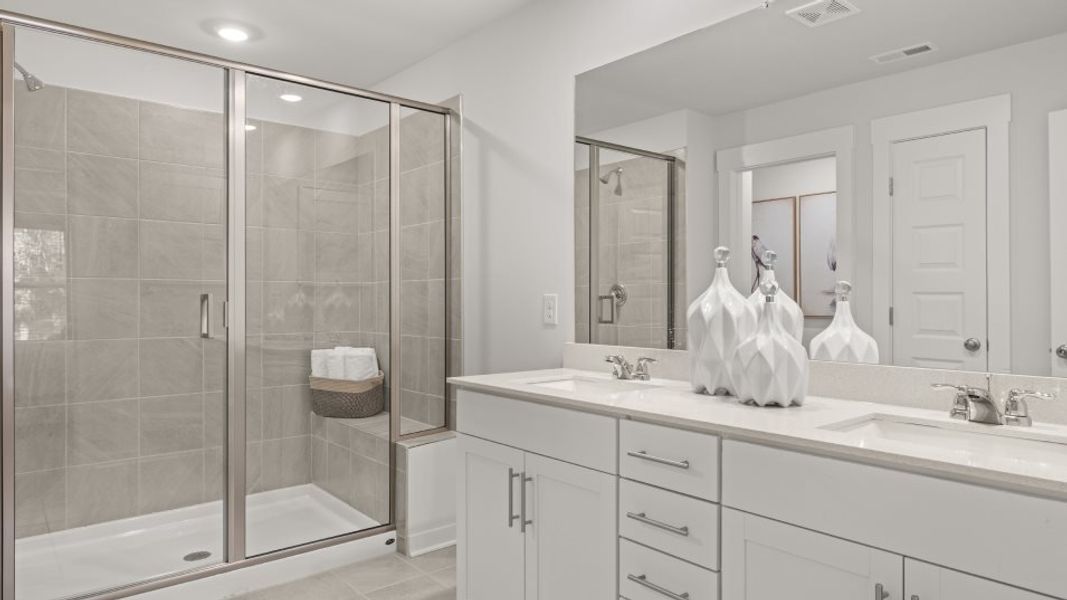 Mayflower Owners Suite bathroom