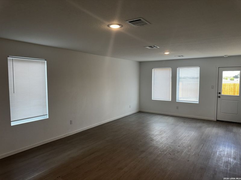 Spacious, unfurnished interior of a new home in Clearwater Creek, Marion (Image 6).
