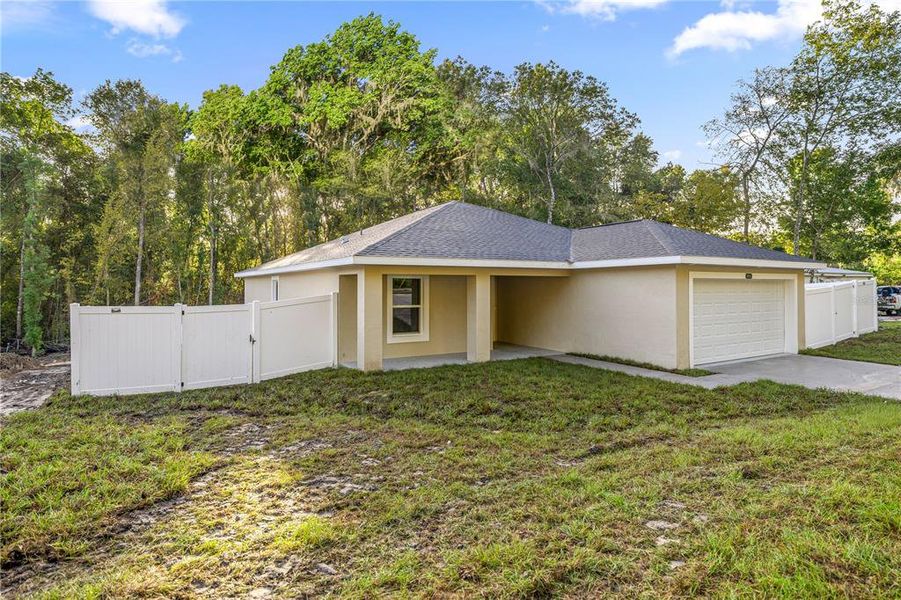 Exterior details and patio area of a home in , Belleview (Image 1).