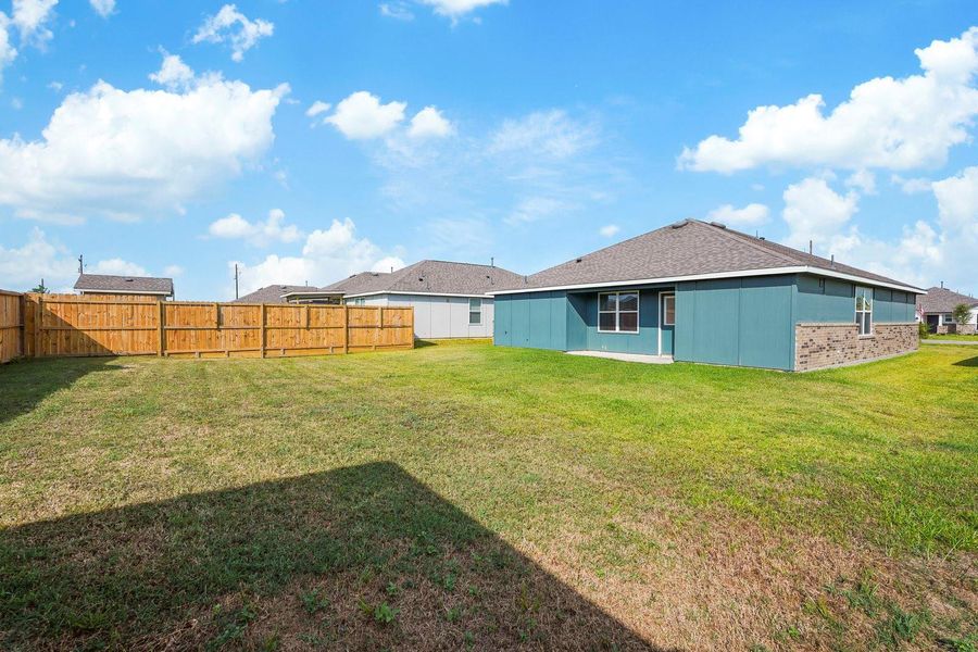 Exterior details and patio area of a home in Santa Fe, Cleveland (Image 3).