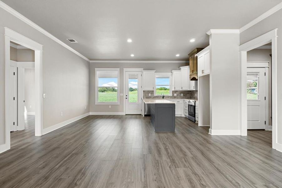 Spacious, unfurnished interior of a new home in , Van (Image 12).