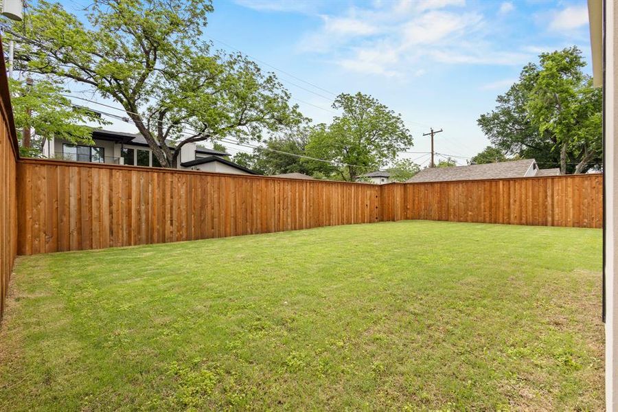Exterior details and patio area of a home in , Dallas (Image 4).