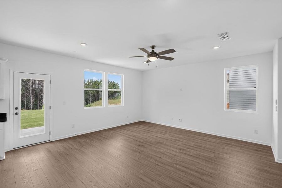 Spacious, unfurnished interior of a new home in Heritage River, Euharlee (Image 11).