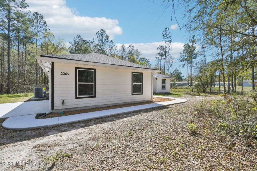 Exterior details and patio area of a home in , Middleburg (Image 26).