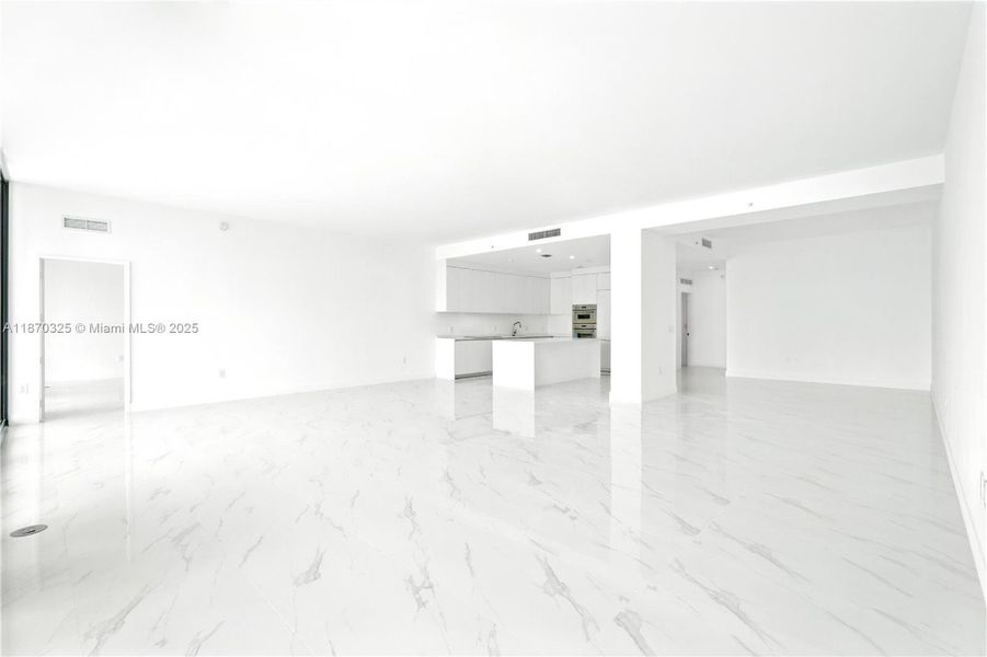 Spacious, unfurnished interior of a new home in Aria Reserve, Miami (Image 17).