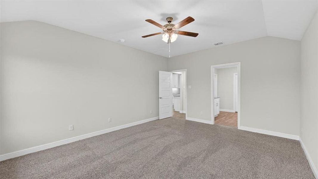 Spacious, unfurnished interior of a new home in Sandstone Estates, Granbury (Image 19).