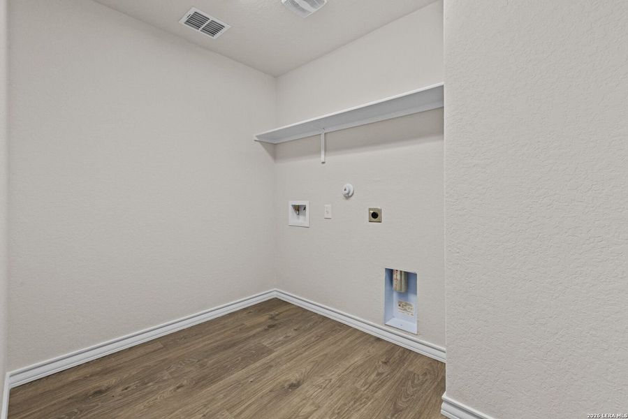 Spacious, unfurnished interior of a new home in Stonehill, San Antonio (Image 27).