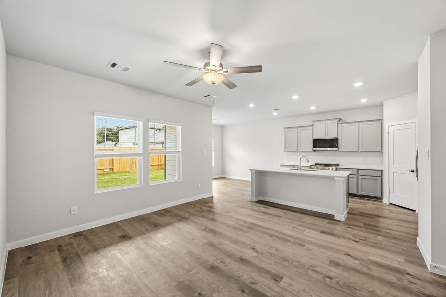 Spacious, unfurnished interior of a new home in Crockett Meadows, Conroe (Image 28).