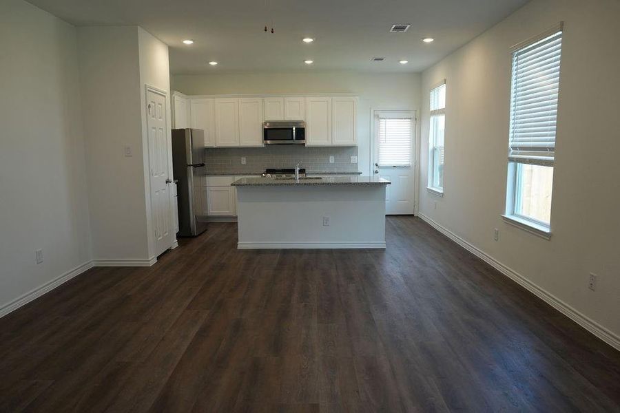 Spacious, unfurnished interior of a new home in , Conroe (Image 12).