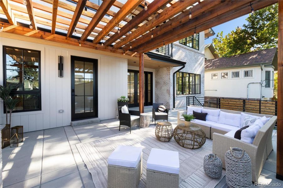 Outside area complete with built in Gas BBQ Outside area complete with built in Gas BBQ