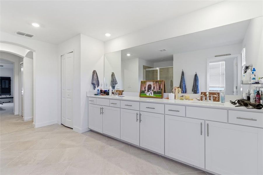 Furnished interior view inside a new home in , Bradenton (Image 9).