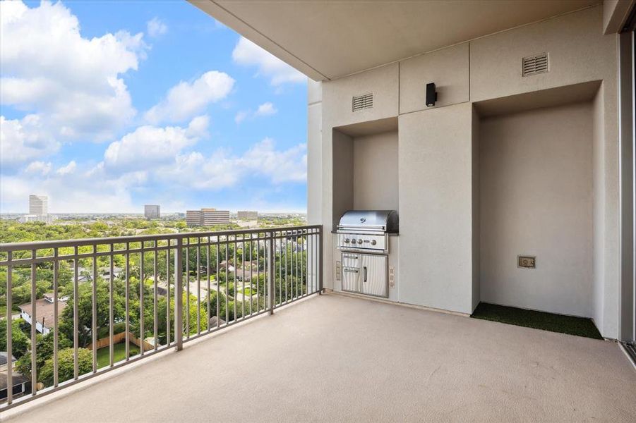 Large 220 SF balcony with outdoor gas grill and a convenient turfed porch potty for your pet!