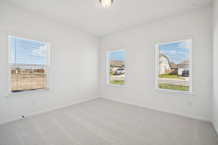 Spacious, unfurnished interior of a new home in Village at Three Oaks, Seguin (Image 21).