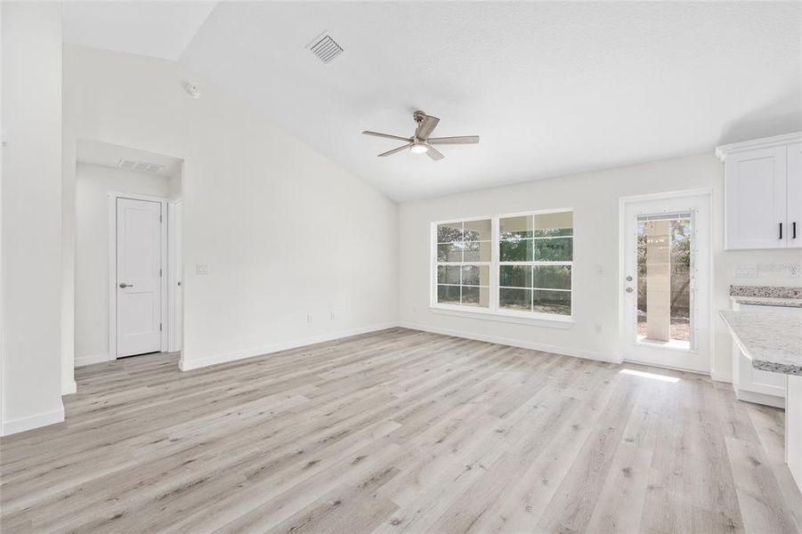 Spacious, unfurnished interior of a new home in , Citrus Springs (Image 20).