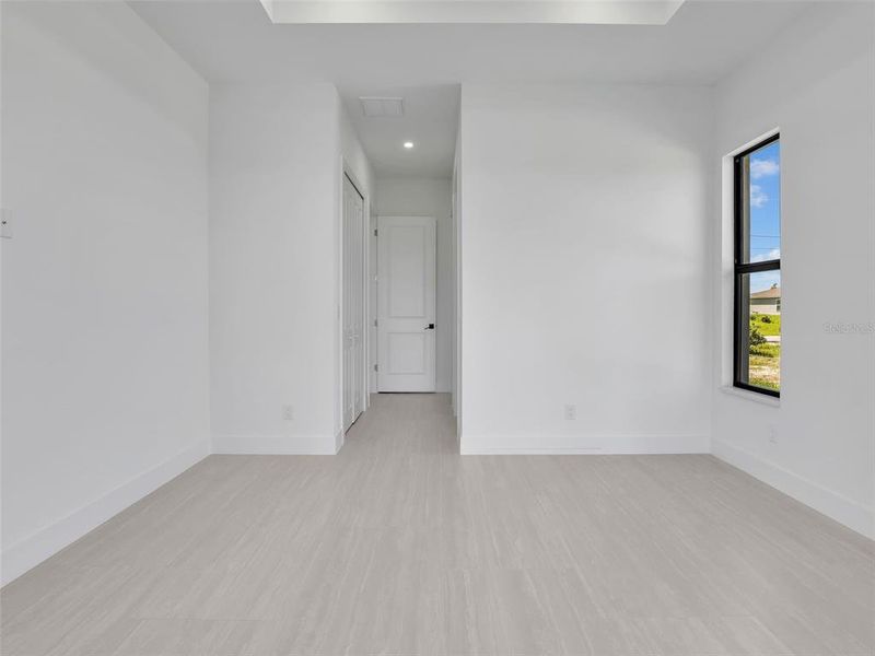 Spacious, unfurnished interior of a new home in , Cape Coral (Image 31).