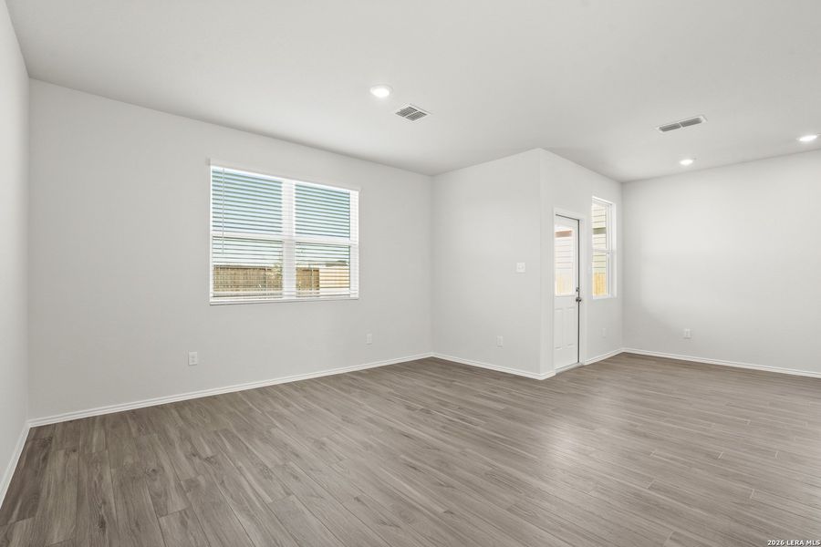Spacious, unfurnished interior of a new home in Blue Ridge Ranch, San Antonio (Image 17).