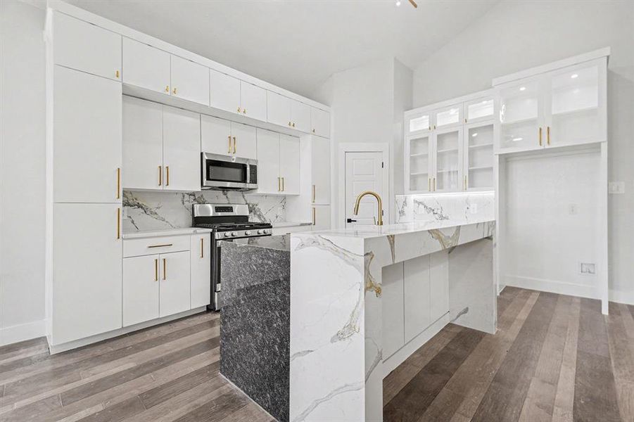 Furnished interior view inside a new home in , Dallas (Image 8).