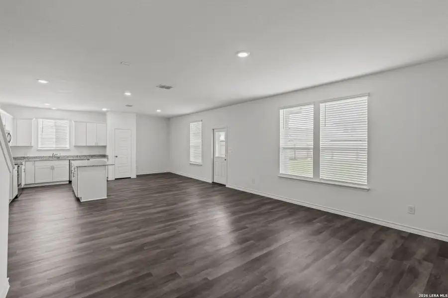 Spacious, unfurnished interior of a new home in Cinco Lakes, San Antonio (Image 17).
