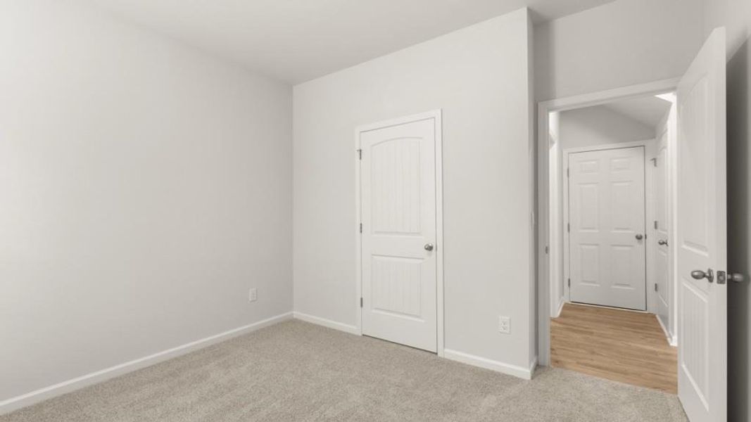 Spacious, unfurnished interior of a new home in Oaks at Cedar Grove, Fairburn (Image 17).
