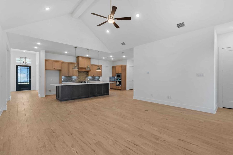 Spacious, unfurnished interior of a new home in Fulshear Lakes, Fulshear (Image 26). Spacious, unfurnished interior of a new home in Fulshear Lakes, Fulshear (Image 26).
