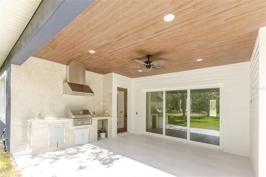 Exterior details and patio area of a home in , Weeki Wachee (Image 42).
