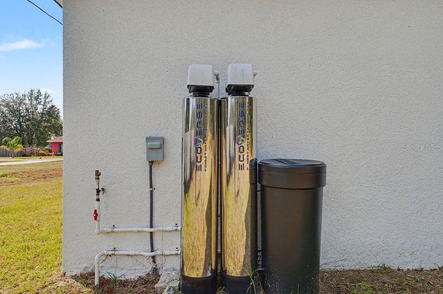 Exterior details and patio area of a home in , Ocala (Image 3).
