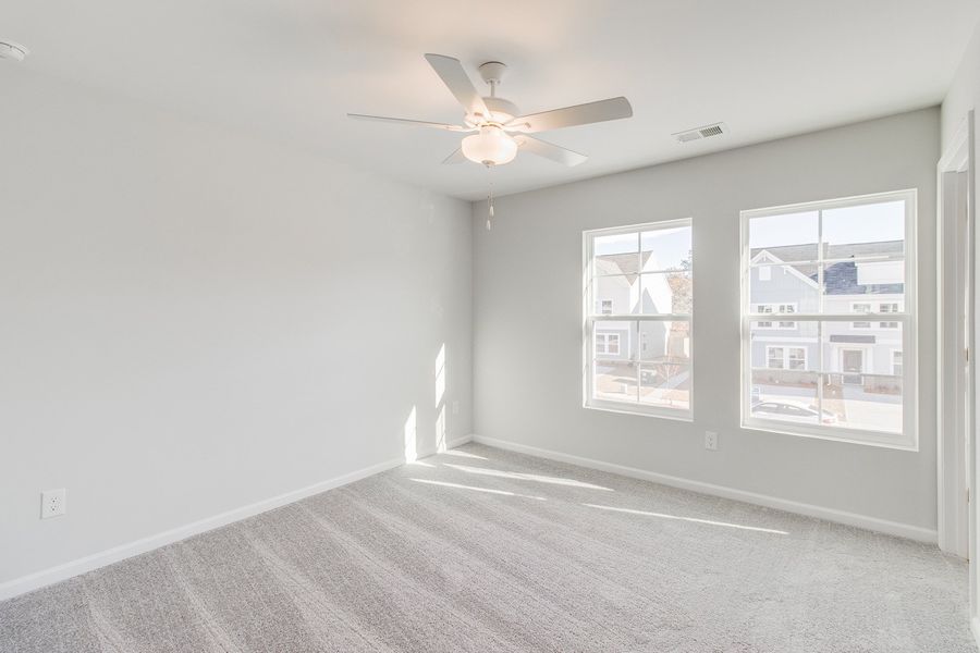 Spacious, unfurnished interior of a new home in Astoria, Columbia (Image 20).