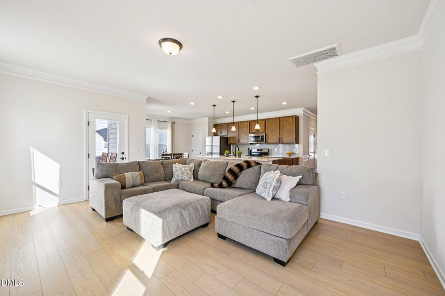 7-web-or-mls-Commons Cir-S2511-007