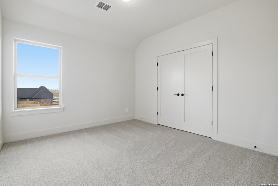 Spacious, unfurnished interior of a new home in Haby Hill 50s, San Antonio (Image 27).