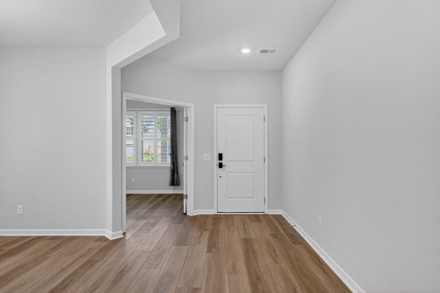 Spacious, unfurnished interior of a new home in Lindera Preserve at Cane Bay Plantation, Summerville (Image 20).