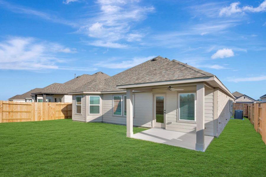 Exterior details and patio area of a home in Lago Mar, Santa Fe (Image 16).