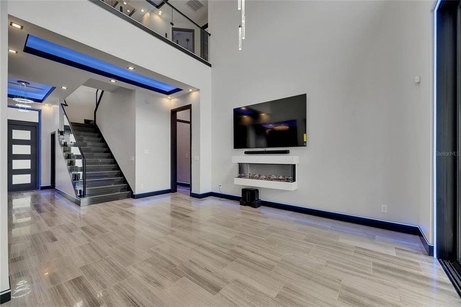 Spacious, unfurnished interior of a new home in , Apollo Beach (Image 60).