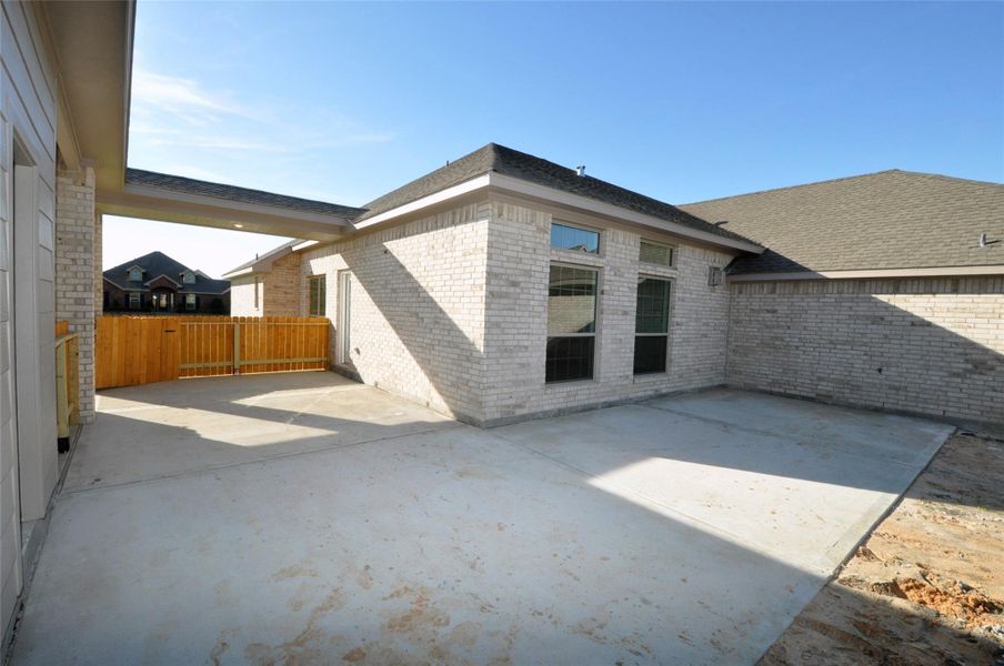 Exterior details and patio area of a home in Pedregal, League City (Image 27).