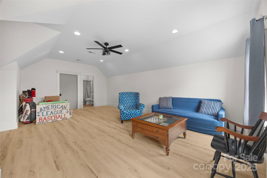 Bonus or 4th bedroom with full bath and closet